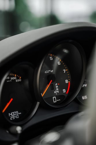 Tacho vom Porsche Cayman GT4 in Bielefeld