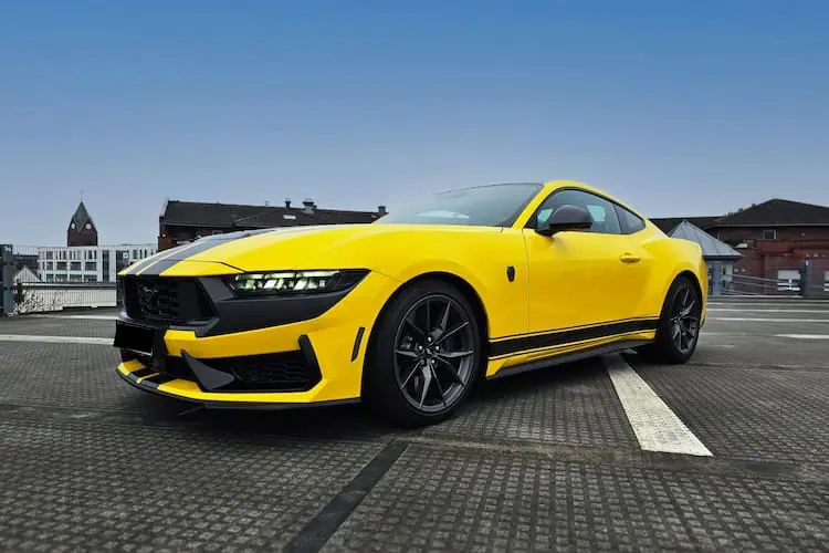 Seitenansicht vorne vom Ford Mustang GT Dark Horse in Düsseldorf