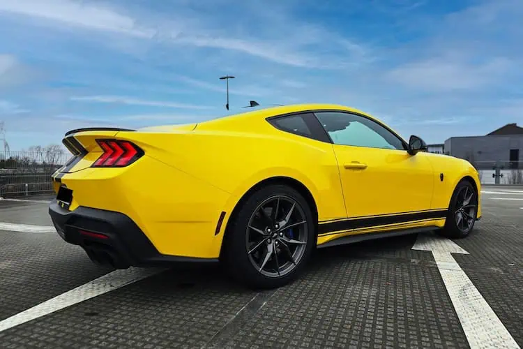 Seitenansicht hinten vom Ford Mustang GT Dark Horse in Düsseldorf
