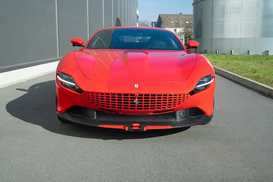 Frontansicht vom Ferrari Roma in Frankfurt