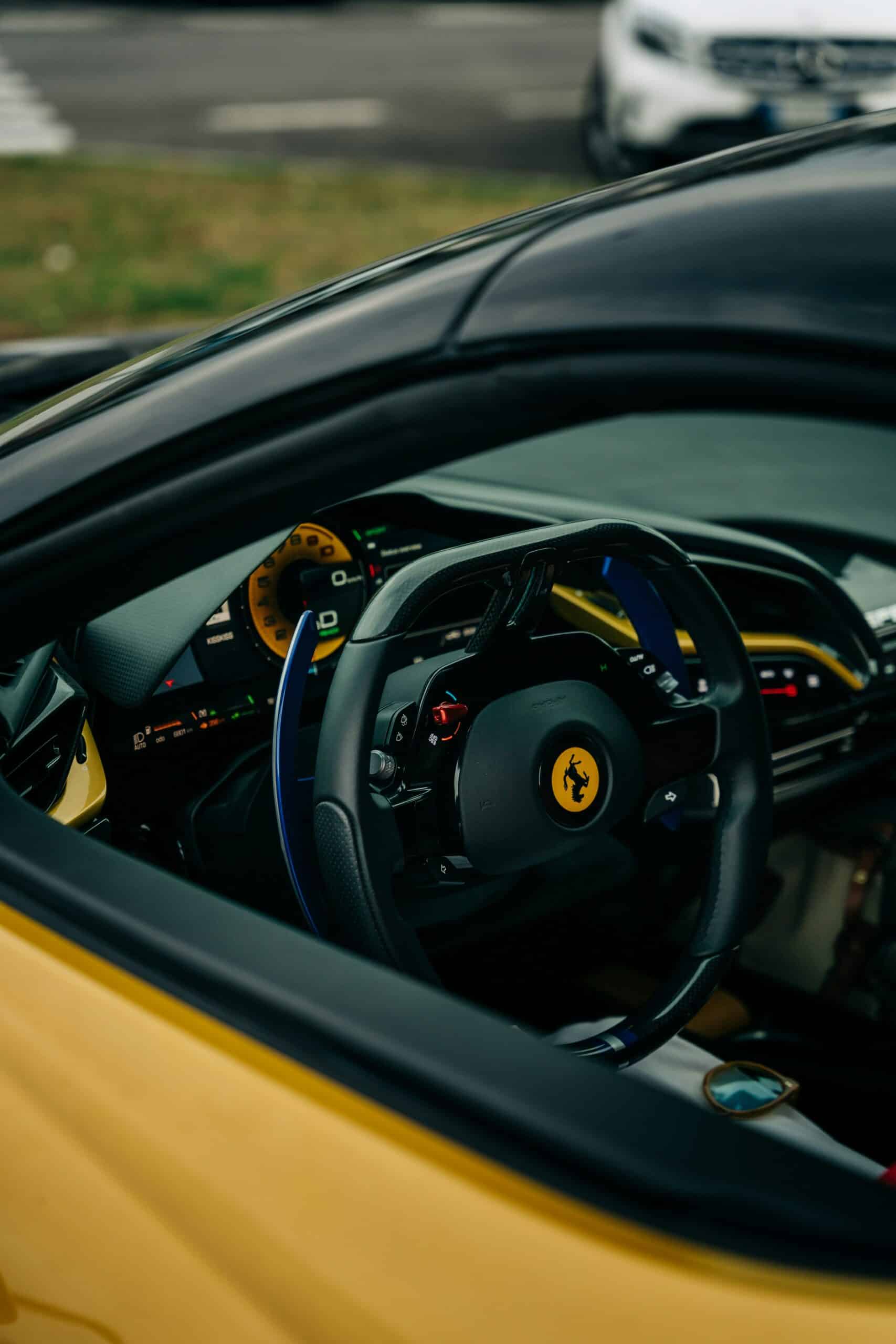 Ferrari SF90 Cockpit mit digitalem Display und sportlicher Mittelkonsole