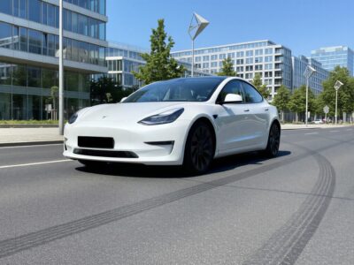 Tesla Model 3 Performance mieten in Berlin hero