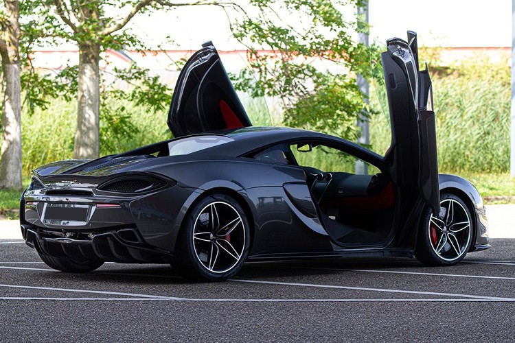 Heckansicht McLaren 570S in München