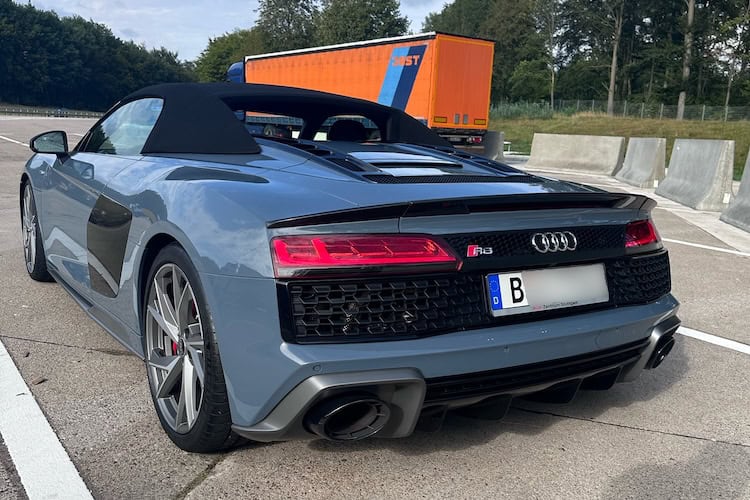 Heckansicht vom Audi R8 Performance Spyder in Berlin