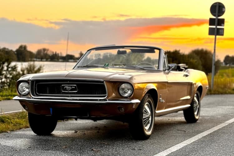 Ford Mustang Cabrio Oldtimer mieten in Hamburg - DRIVAR®