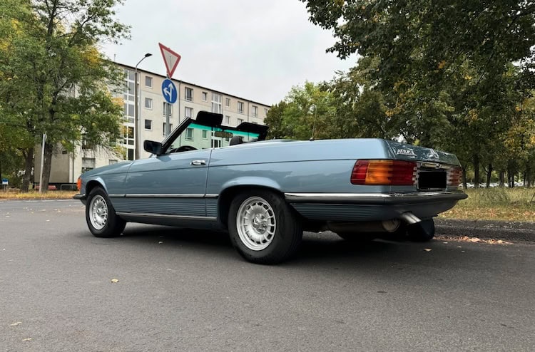 Seitenansicht vom Mercedes SL 450 Oldtimer in Berlin