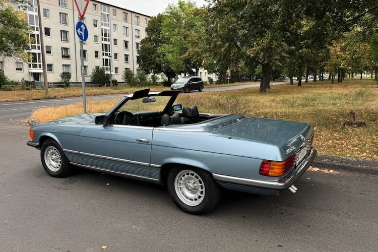 Seitenansicht hinten vom Mercedes SL 450 Oldtimer in Berlin