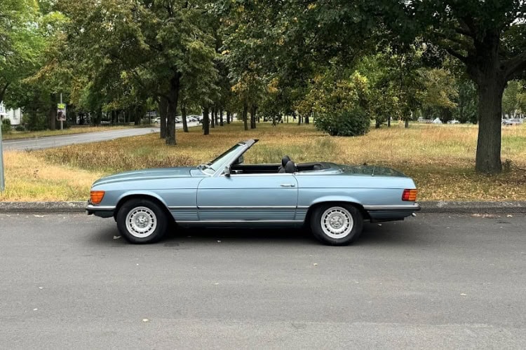 Seitenansicht vom Mercedes SL 450 Oldtimer in Berlin
