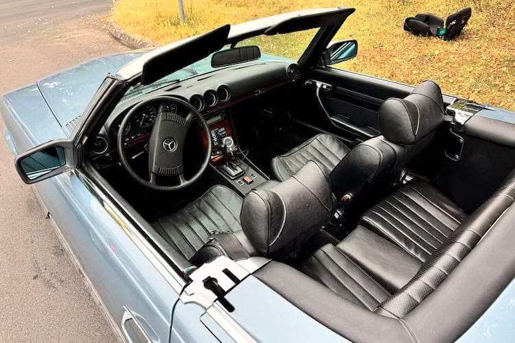 Innenraum vom Mercedes SL 450 Oldtimer in Berlin