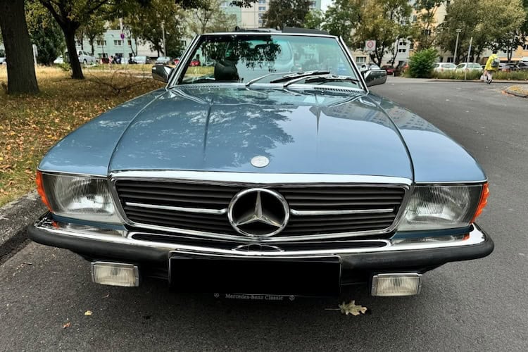 Frontansicht vom Mercedes SL 450 Oldtimer in Berlin