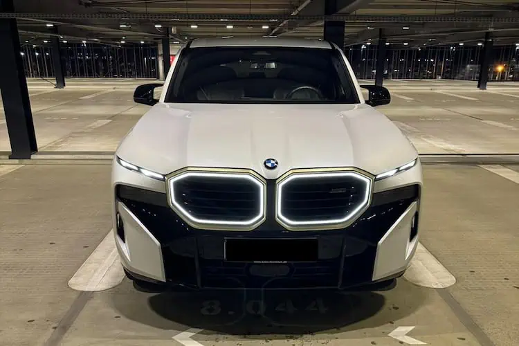 Frontansicht vom BMW XM in Frankfurt