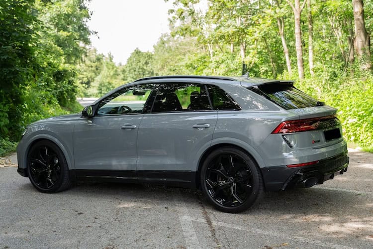 Seitenansicht hinten vom Audi RSQ8 im München
