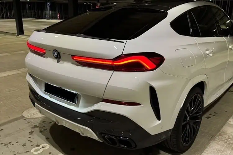Heckansicht vom BMW X6 M60i in Frankfurt