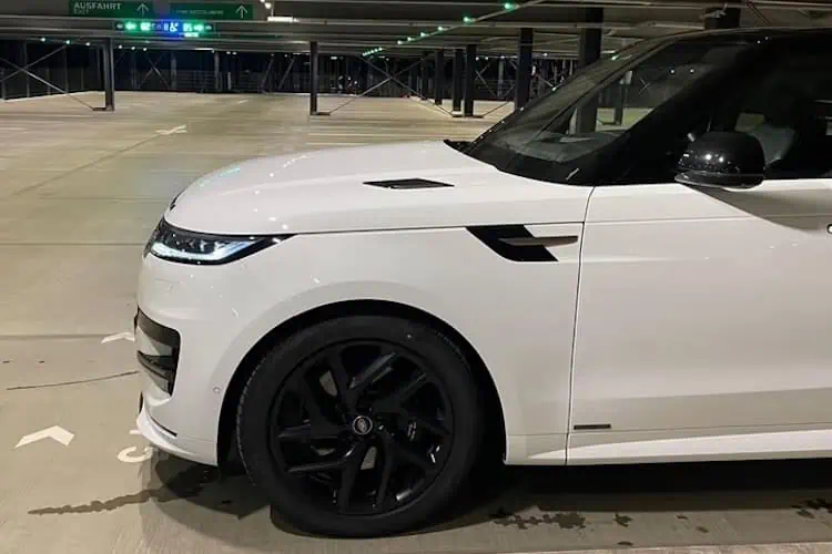 Seitenansicht vorne vom Range Rover Sport in Frankfurt