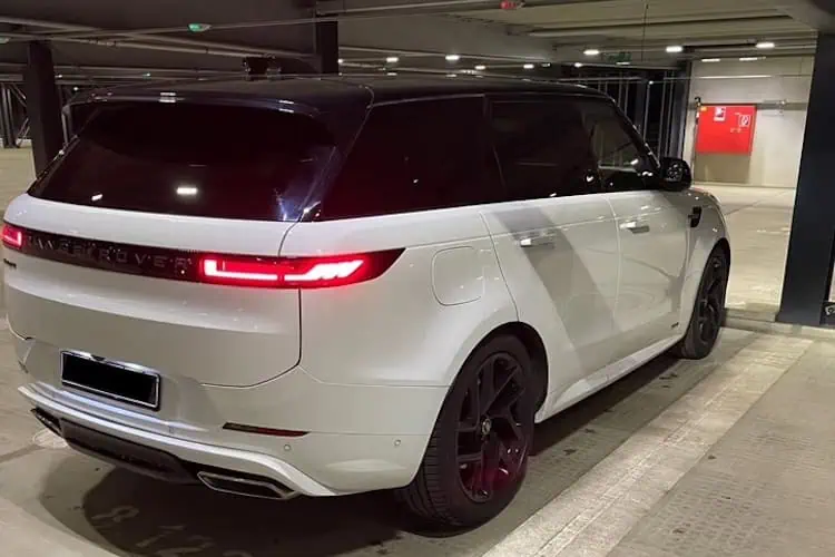 Seitenansicht hinten vom Range Rover Sport in Frankfurt