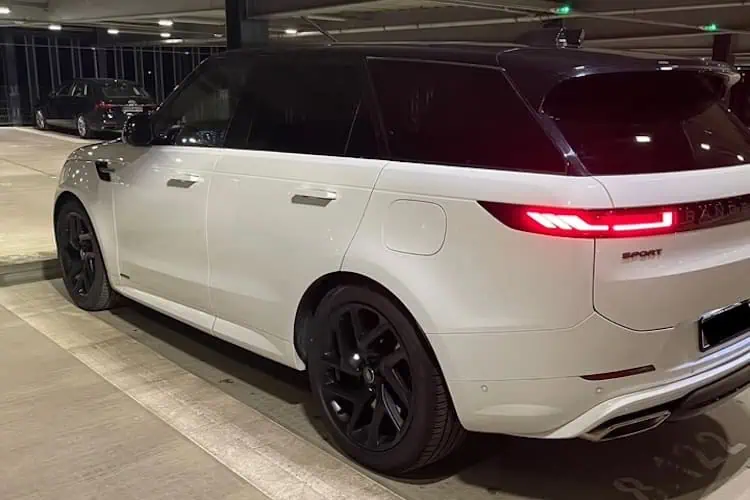 Seitenansicht hinten vom Range Rover Sport in Frankfurt