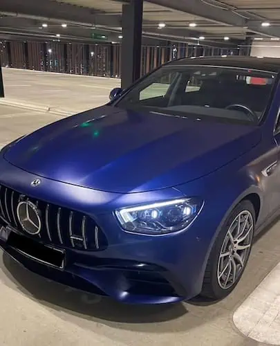 Frontansicht seitlich vom Mercedes E63 AMG in Frankfurt