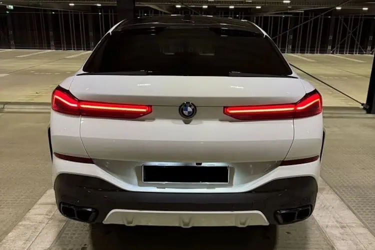 Heckansicht vom BMW X6 M60i in Frankfurt