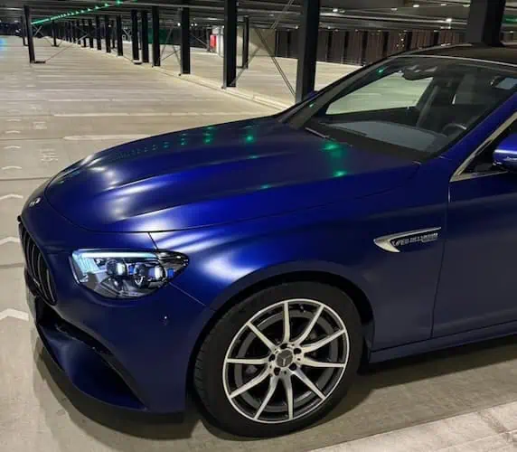 Frontansicht seitlich vom Mercedes E63 AMG in Frankfurt