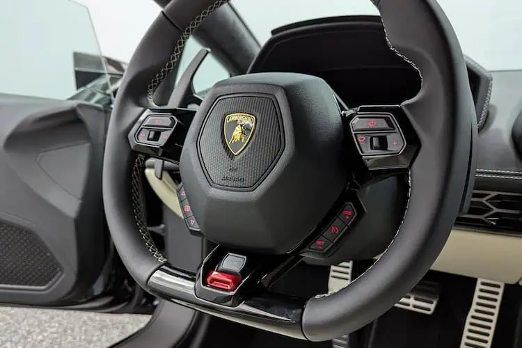 Lenkrad vom Lamborghini Huracan EVO in Stuttgart