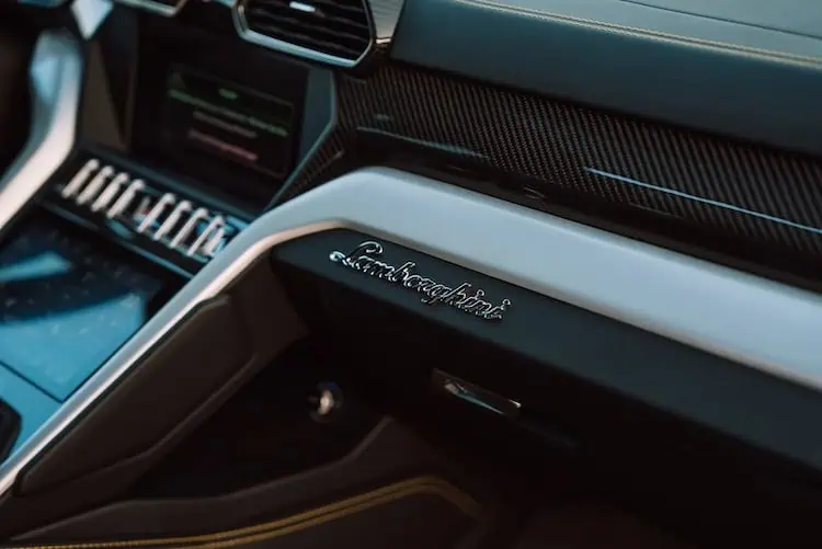 Mittelkonsole vom Lamborghini Urus in Ludwigshafen