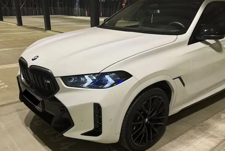 Frontansicht vom BMW X6 M60i in Frankfurt