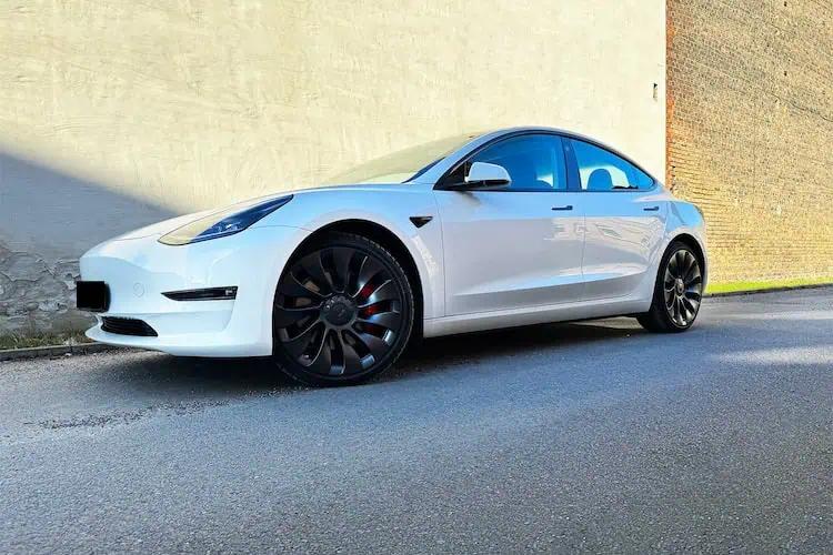 Seitenansicht vom Tesla Model 3 Performance in Berlin