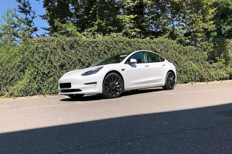 Seitenansicht vom Tesla Model 3 Performance in Berlin