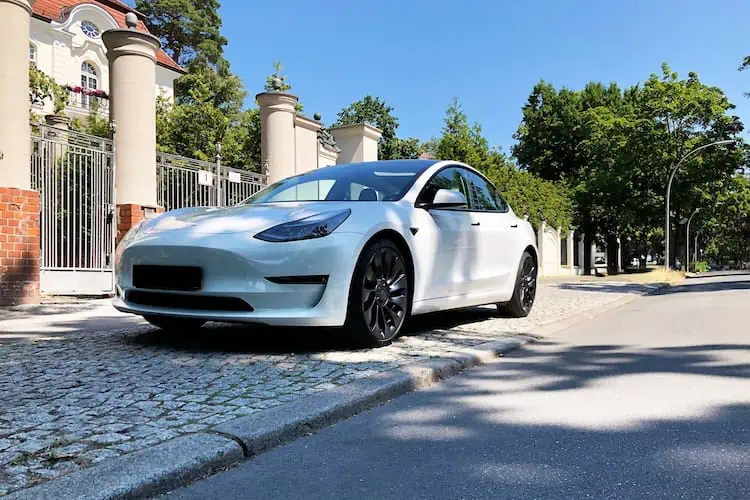 Front vom vom Tesla Model 3 Performance in Berlin