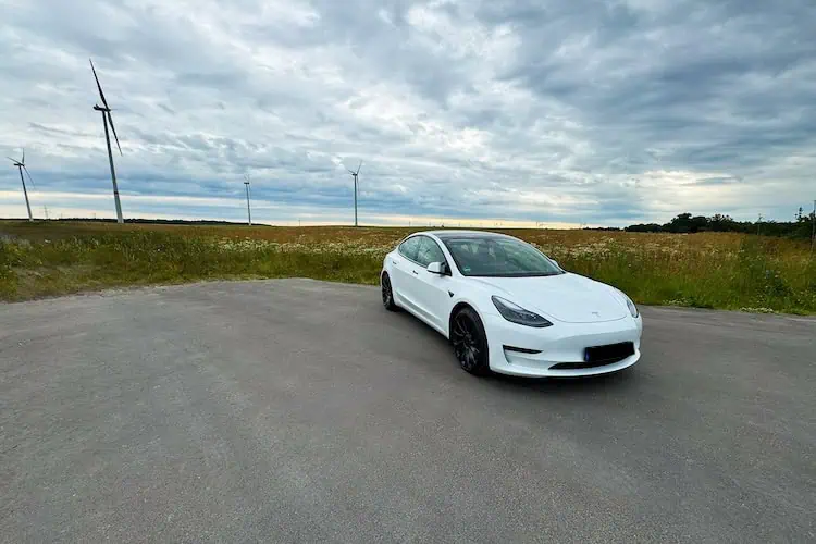Frontalansicht vom Tesla Model 3 Performance in Berlin