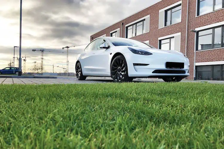Frontansicht vom Tesla Model 3 Performance in Berlin