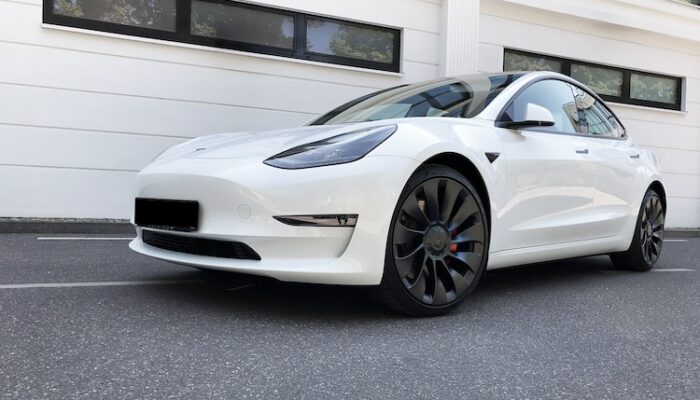 Tesla Model 3 Performance mieten in Berlin