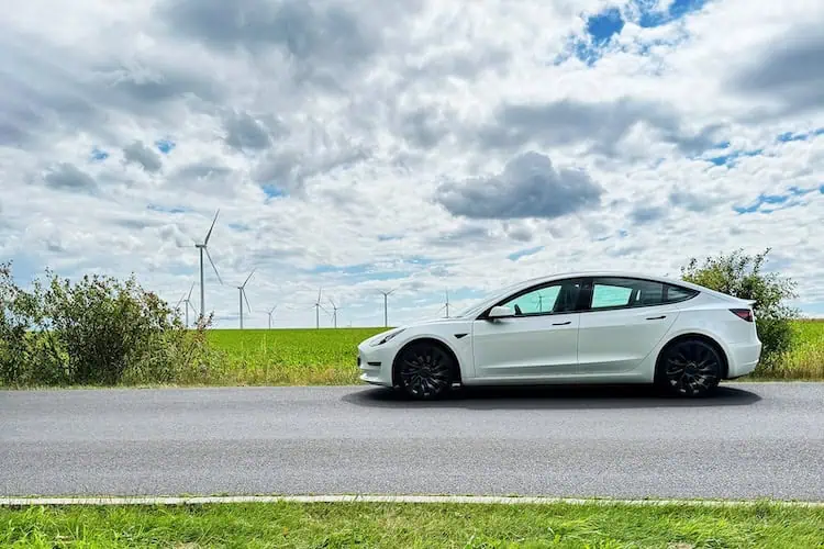 Seitenansicht vom Tesla Model 3 Performance in Berlin