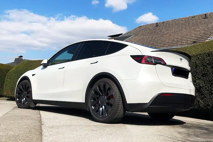 Seitenansicht hinten vom Tesla Model Y Performance in Berlin