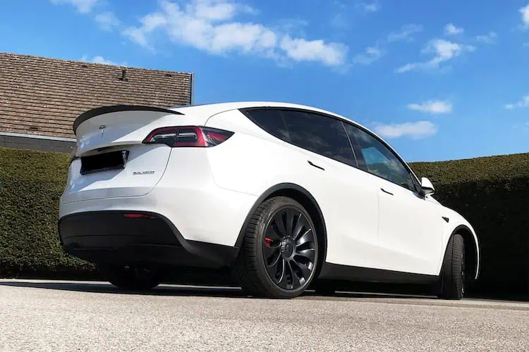 Heckansicht vom Tesla Model Y Performance in Berlin