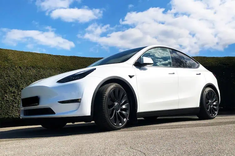 Frontalansicht vom Tesla Model Y Performance in Berlin