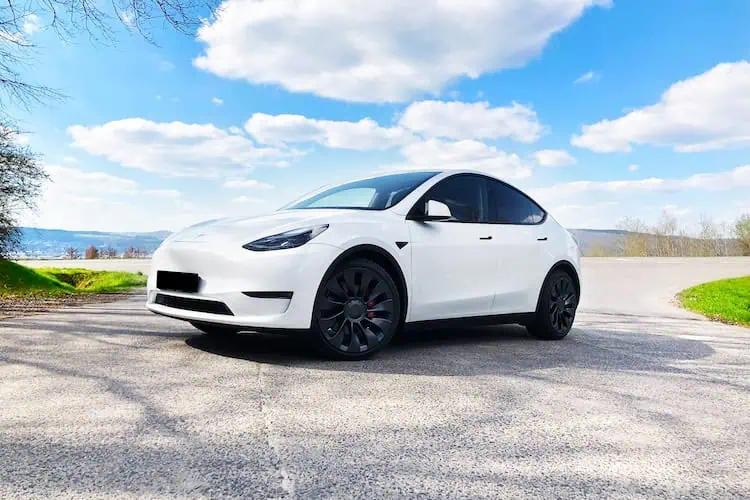 Tesla Model Y Performance mieten in Berlin