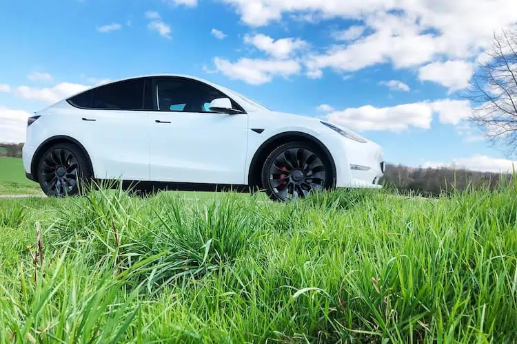 Seitenansicht vom Tesla Model Y Performance in Berlin