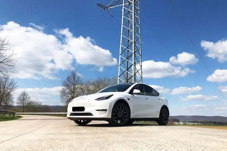 Frontansicht vom Tesla Model Y Performance in Berlin