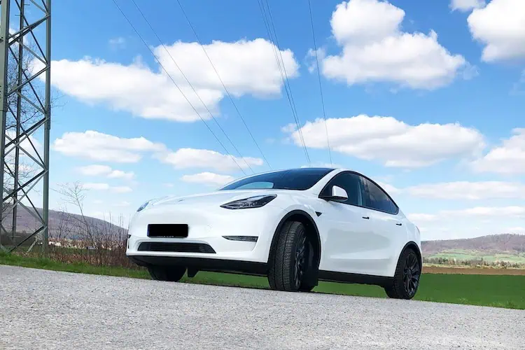 Frontansicht vom Tesla Model Y Performance in Berlin
