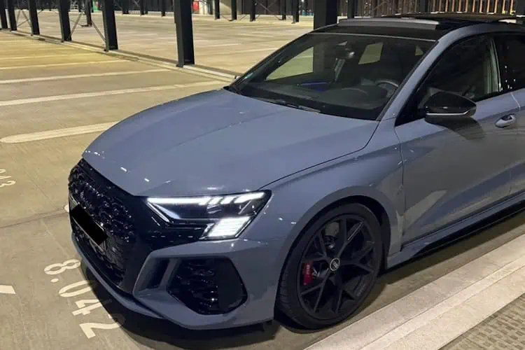 Seitenansicht vorne vom Audi RS3 in Frankfurt