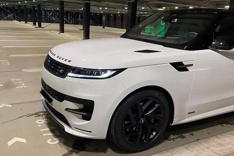 Frontansicht seitlich vom Range Rover Sport in Frankfurt