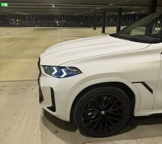 Seitenansicht vorne vom BMW X6 M60i in Frankfurt