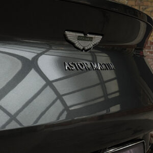 Logo hinten Aston Martin DB11