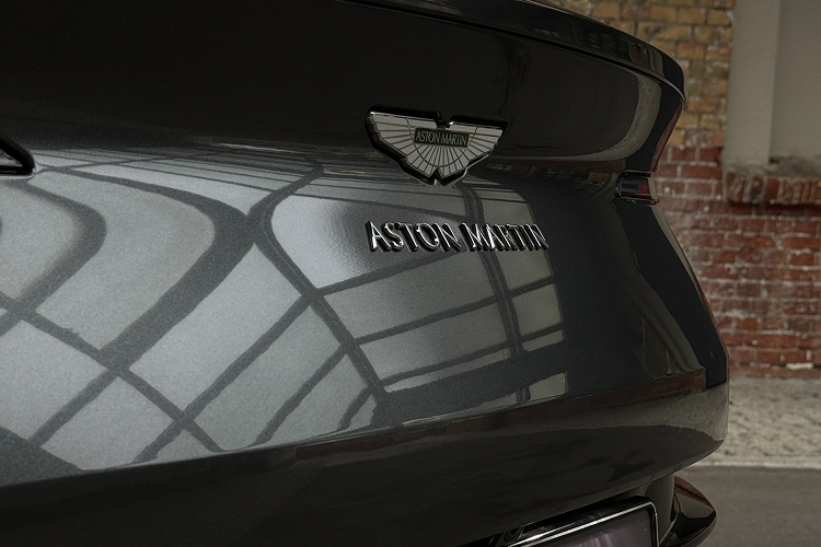 Logo hinten Aston Martin DB11