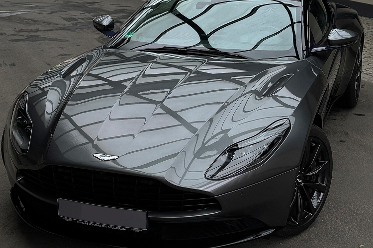 Frontalansicht Aston Martin DB11 mieten