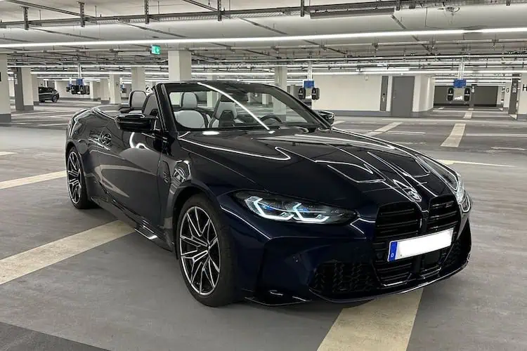 Frontansicht vom BMW M4 Competition Cabrio in München