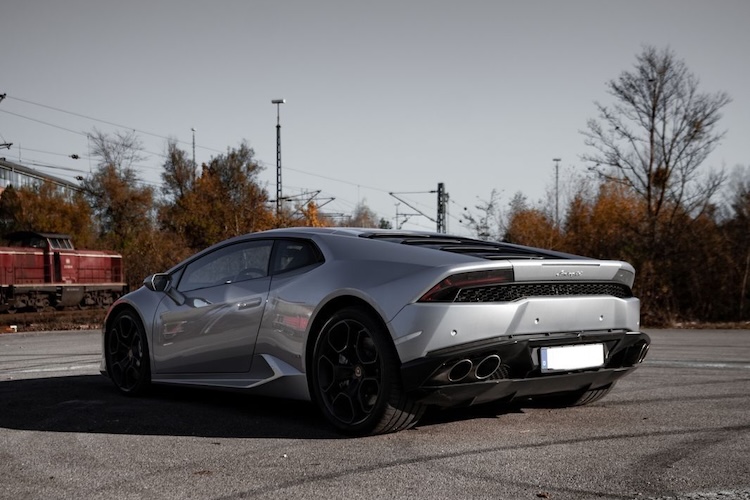 Seitenansicht hinten vom Lamborghini Huracan in München