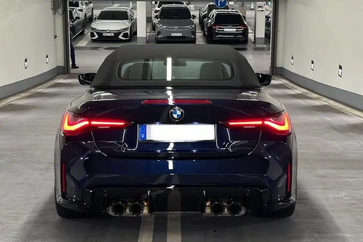 Heckansicht vom BMW M4 Competition Cabrio in München