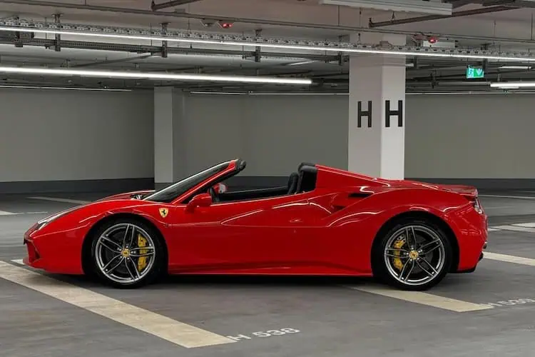 Seitenansicht vom Ferrari 488 Spider in München